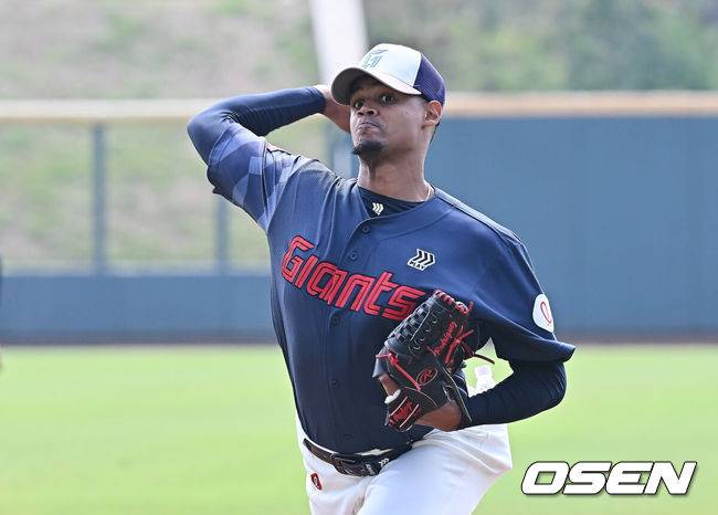 [OSEN=타이난(대만), 이석우 기자] 롯데 자이언츠 엘빈 로드리게스 008 2026.02.02 / foto0307@osen.co.kr