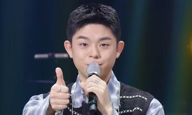 가수 그리. KBS2 ‘더 시즌즈-10CM의 쓰담쓰담’ 방송 화면 캡처