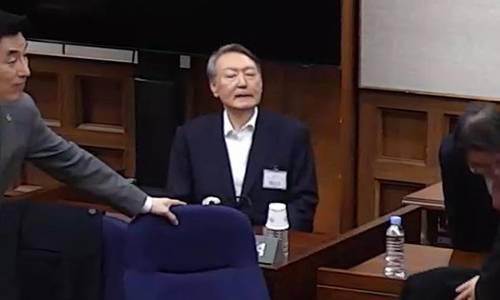 윤석열 전 대통령이 지난 19일 서초구 서울중앙지방법원에서 열린 12·3 비상계엄 관련 내란 우두머리 혐의 1심 선고공판에 출석하고 있다. 서울중앙지법 제공