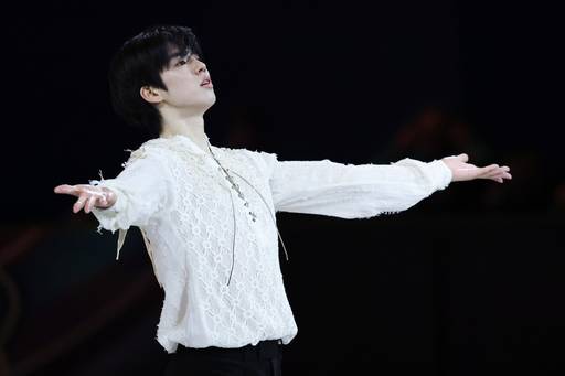 한국 남자 피겨 스케이팅을 대표한 차준환이 22일 이탈리아 밀라노 아이스스케이팅 아레나에서 열린 2026 밀라노ㆍ코르티나담페초 동계 올림픽 피겨스케이팅 갈라쇼에서 연기를 마친 뒤 관중에 인사하고 있다. 밀라노=연합뉴스