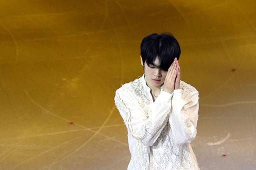 세 번째 올림픽에 참가한 차준환이 22일 이탈리아 밀라노 아이스스케이팅 아레나에서 열린 2026 밀라노ㆍ코르티나담페초 동계 올림픽 피겨스케이팅 갈라쇼에서 연기를 펼치고 있다. 밀라노=연합뉴스