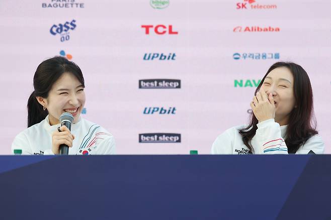 쇼트트랙 김길리와 최민정이 21일(현지시간) 이탈리아 밀라노 코리아하우스에서 열린 기자회견에서 밝게 웃고 있다. 밀라노=연합뉴스