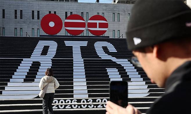 지난 1월 6일 서울 종로구 세종문화회관 계단에 설치된 방탄소년단(BTS) 컴백 홍보물. 연합뉴스