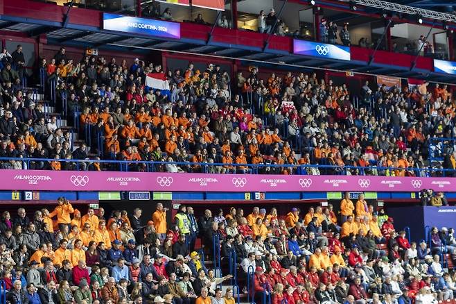 경기장에서 응원의 조직력을 보여준 네덜란드 팬들의 선명한 주황색. 밀라노 류재민 기자