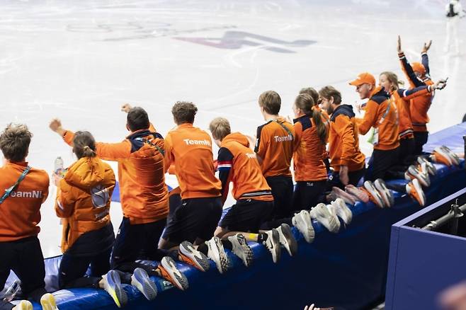 자국 선수의 선전에 환호하는 네덜란드 선수단. 밀라노 류재민 기자