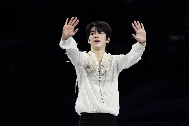 갈라 연기 마친 차준환 - 21일(현지시간) 이탈리아 밀라노 아이스스케이팅 아레나에서 열린 2026 밀라노ㆍ코르티나담페초 동계올림픽 피겨스케이팅 갈라쇼에서 차준환이 연기를 마친 뒤 관중에 인사하고 있다. 2026.2.22 밀라노 연합뉴스