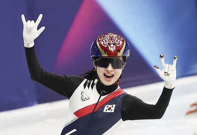 쇼트트랙 대표팀 김길리가 21일(한국시간) 이탈리아 밀라노 아이스스케이팅 아레나서 열린 2026밀라노·코르티나담페초동계올림픽 쇼트트랙 여자 1500m 결선에서 금메달을 차지한 뒤 세리머니를 하고 있다. 밀라노｜뉴시스