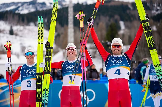 노르웨이가 2026밀라노·코르티나담페초동계올림픽 종합 1위를 확정했다. 마르틴 뉘엔게트, 요한네스 클레보, 에밀 이베르센이 21일(한국시간) 테세로 크로스컨트리 스타디움서 열린 대회 크로스컨트리 스키 남자 매스스타트 50㎞서 메달 3개를 휩쓴 뒤 기뻐하고 있다. 테세로｜AP뉴시스