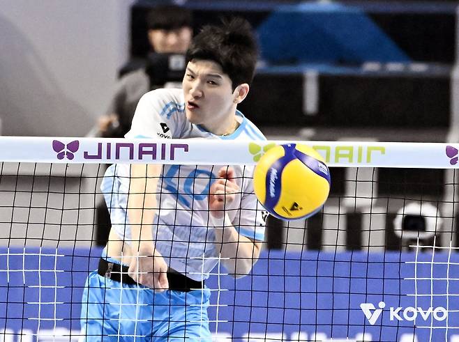 대한항공 토종 공격수 정지석이 22일 인천계양체육관서 열린 현대캐피탈과 V리그 홈경기에서 강한 오픈 공격을 시도하고 있다. 사진제공|KOVO