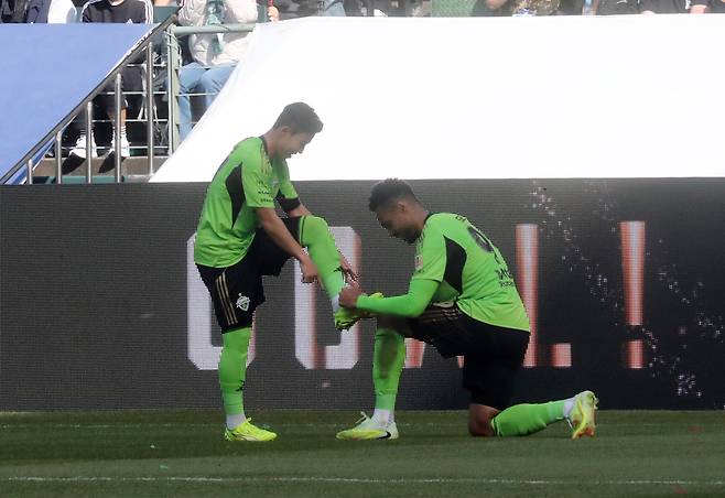 지난 21일 전북 전주월드컵경기장에서 열린 ‘쿠팡플레이 K리그 슈퍼컵 2026’ 전북 현대-대전 하나 시티즌전에서 모따가 골을 넣은 뒤 어시스트를 해준 김태현의 축구화를 닦는 세리머니하고 있다. 연합뉴스