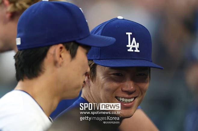 ▲ 김혜성과 야마모토 요시노부. 22일(한국시간) 열린 LA 에인절스와 시범경기에서 김혜성은 6번타자 2루수, 야마모토는 선발투수로 출전했다.