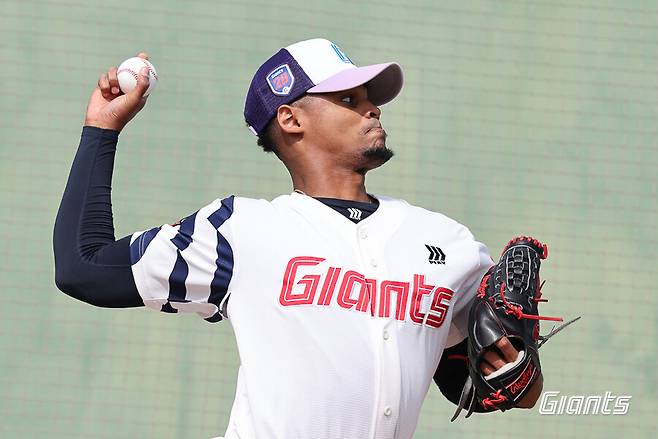 ▲ 첫 연습경기 등판에서 위력적인 경기력을 선보이며 롯데의 기대감을 증명한 엘빈 로드리게스 ⓒ롯데 자이언츠