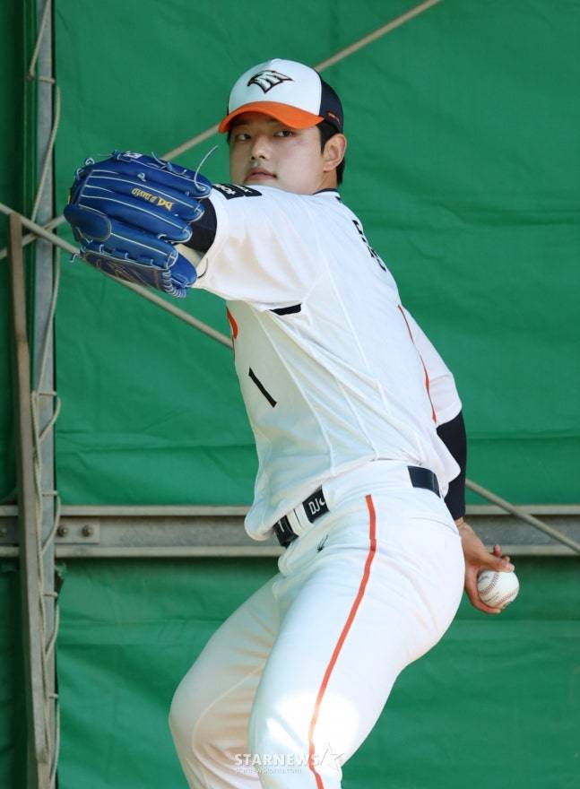 한화 이글스가 21일 일본 오키나와현 야에세 고친다 구장에서 스프링 캠프를 진행했다.  문동주가 불펜 피칭을 하고 있다. /사진=김진경 대기자