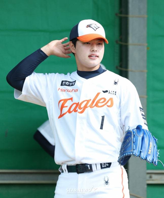 한화 이글스가 21일 일본 오키나와현 야에세 고친다 구장에서 스프링 캠프를 진행했다.  문동주가 불펜 피칭을 하고 있다. /사진=김진경 대기자