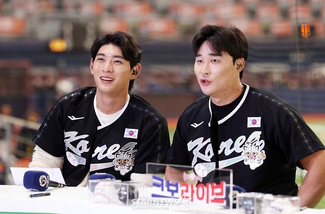 메이저리그에서 활약하는 이정후와 김하성(오른쪽)이 8일 오후 서울 고척스카이돔에서 열리는 ‘2025 NAVER K-BASEBALL SERIES’ 한국과 체코의 평가전에 앞서 크보라이브에 출연하고 있다. /사진=강영조 선임기자