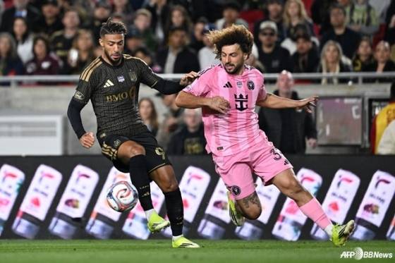 데니스 부앙가(왼쪽)가 22일 오전 11시 30분(한국시간) 미국 캘리포니아주 LA의 LA 메모리얼 콜로세움에서 열린 미국 메이저리그사커(MLS) 1라운드 경기 중 트래핑을 시도하고 있다. /AFPBBNews=뉴스1