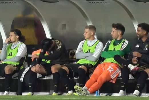 손흥민(왼쪽에서 두 번째)이 인터 마이애미와 경기 중 교체된 뒤 물병을 걷어찬 뒤 벤치에서 고개를 숙이고 있다.  /사진=공식 중계화면 갈무리