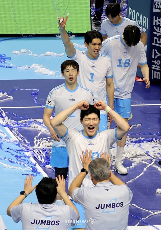 [한번에쓱]'1위 현대 3-0으로 셧아웃, 마지막은 김민재가' 기쁨만끽하는 점보스 선수들