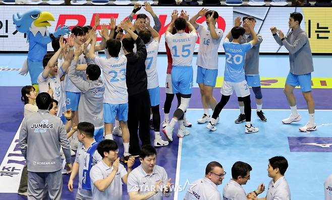 [한번에쓱]'1위 현대 3-0으로 셧아웃, 마지막은 김민재가' 기쁨만끽하는 점보스 선수들