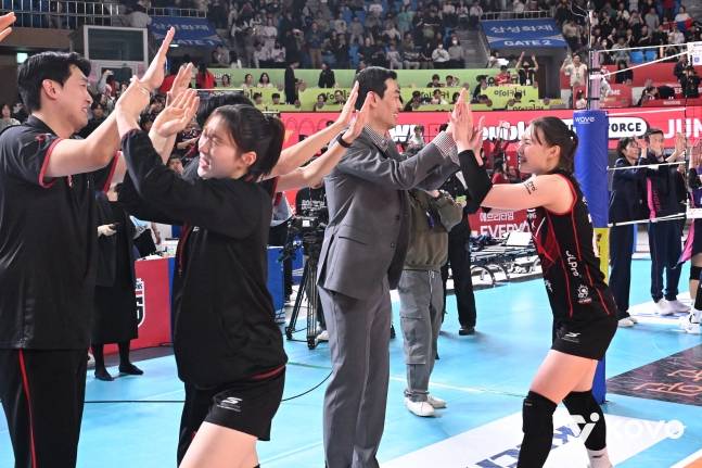 고희진 정관장 감독(가운데)이 승리 후 박여름과 하이파이브를 하고 있다. /사진=KOVO 제공