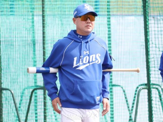 삼성 라이온즈 선수단이 19일 일본 오키나와 온나손 아카마 구장에서 2차 스프링캠프 일정을 진행했다.  박진만 감독이 선수들의 훈련을 바라보고 있다. /사진=김진경 대기자