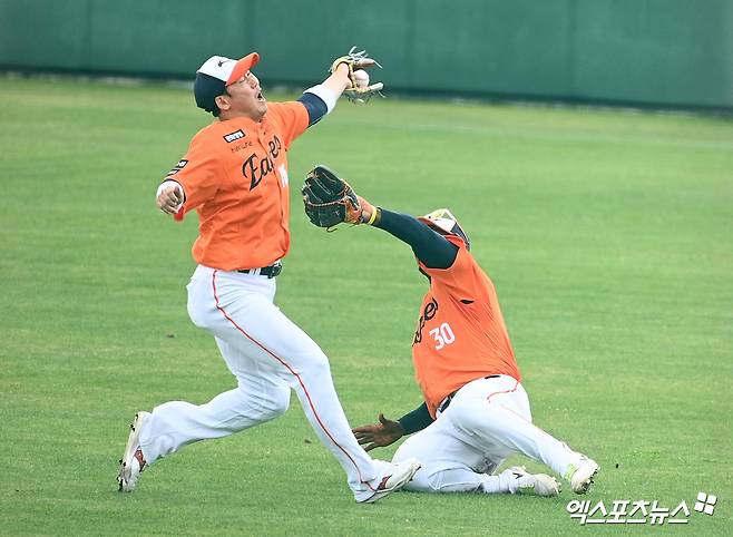 한화 이글스 내야수 하주석(왼쪽)과 외야수 요나단 페라자가 22일 일본 오키나와 니시자키 구장에서 열린 일본프로야구 지바롯데 마린스와의 연습경기 수비 중 충돌하는 모습. 사진 고아라 기자