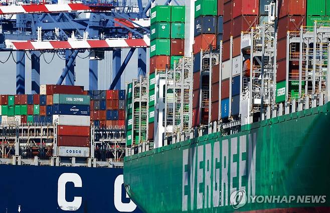 로스앤젤레스항에서 컨테이너를 하역 중인 화물선들 [AFP 연합뉴스 자료사진. 재판매 및 DB 금지]