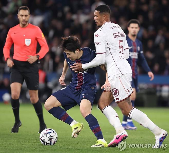 공 간수하는 이강인(가운데). [EPA=연합뉴스]