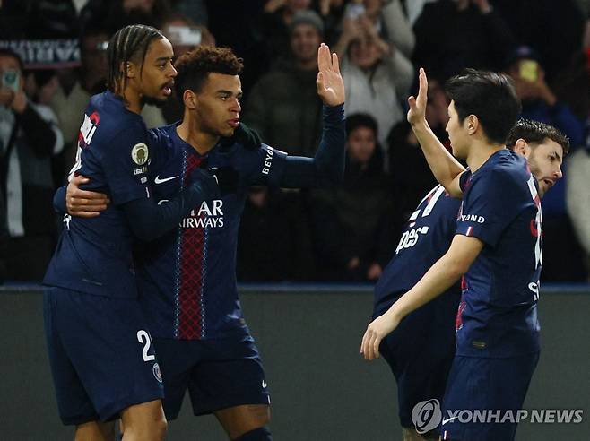 두에의 선제골 때 함께 골 세리머니 하는 이강인(오른쪽). [로이터=연합뉴스]