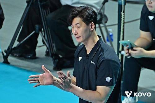 경기 지켜보는 우리카드의 박철우 감독대행 [한국배구연맹 제공. 재판매 및 DB 금지]