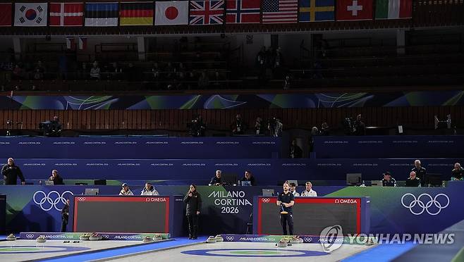 불 꺼진 컬링 믹스더블 라운드로빈 경기장 (코르티나담페초=연합뉴스) 류영석 기자 = 4일(현지시간) 밀라노·코르티나 동계올림픽 컬링 믹스더블 라운드로빈 경기가 열린 이탈리아 코르티나담페초 컬링 올림픽 스타디움에서 일부 조명과 스코어보드, 전광판이 정전돼 경기가 중단되고 있다. 2026.2.5 ondol@yna.co.kr