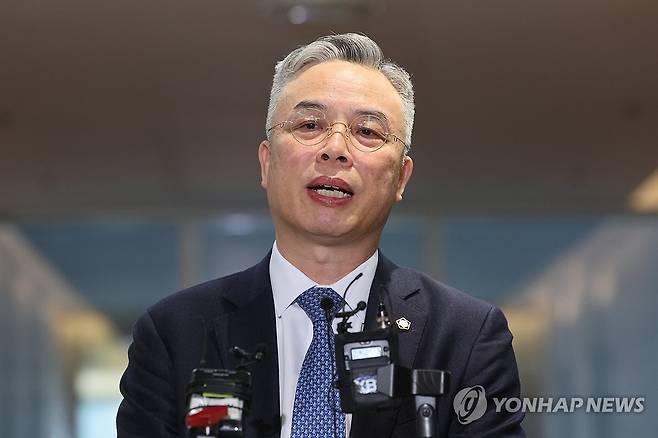 2차 종합특검 임명 소감 밝히는 권창영 변호사 (서울=연합뉴스) 임화영 기자 = 3대(내란·김건희·채해병) 특검의 미진한 부분과 새로운 의혹을 수사하는 2차 종합특검에 임명된 법무법인 지평 소속 권창영 변호사가 6일 서울 중구 소속 법률사무소로 출근해 소감을 밝히고 있다. 2026.2.6 hwayoung7@yna.co.kr