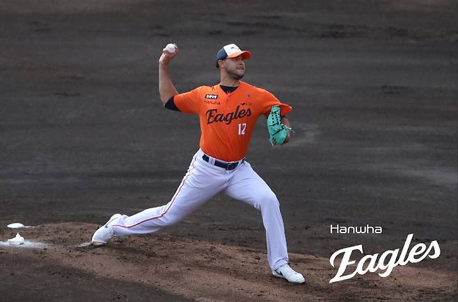 일본 지바 롯데전에서 투구하는 윌켈 에르난데스 [한화 이글스 제공. 재판매 및 DB 금지]