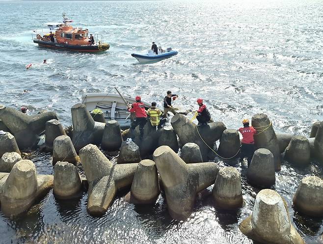 현장 활동 중인 해경 [포항해양경찰서 제공. 재판매 및 DB금지]