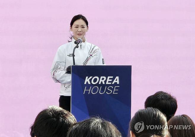 답사하는 이수경 선수단장 (밀라노=연합뉴스) 최송아 기자 = 22일(현지시간) 이탈리아 밀라노 코리아하우스에서 열린 2026 밀라노ㆍ코르티나담페초 동계올림픽 대한민국 선수단 해단식에서 이수경 선수단장이 답사를 하고 있다. 2026.2.22 songa@yna.co.kr