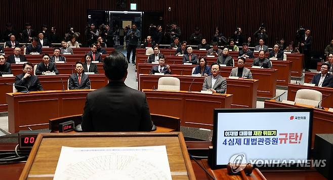국민의힘 의원총회 (서울=연합뉴스) 이동해 기자 = 국민의힘 장동혁 대표를 비롯한 참석 의원들이 12일 국회에서 열린 의원총회에서 송언석 원내대표의 발언을 듣고 있다. 2026.2.12 eastsea@yna.co.kr