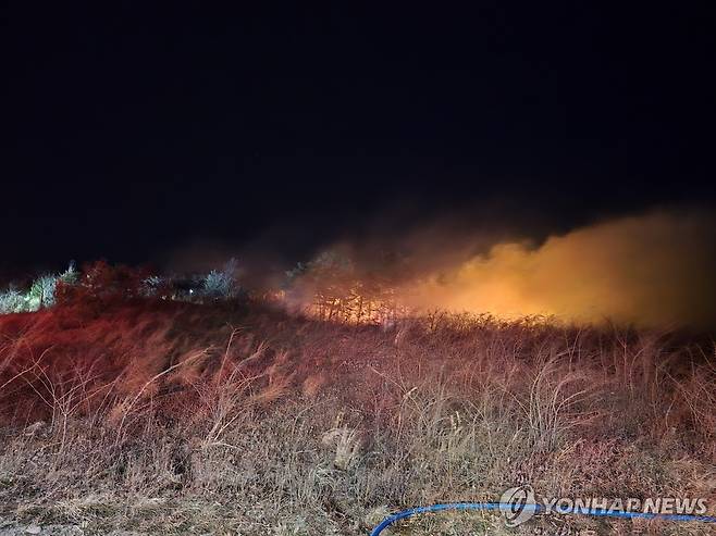 강원 고성서 발생한 산불 (강원 고성=연합뉴스) 22일 오후 7시 22분께 강원 고성군 토성면 인흥리에서 산불이 나 불길이 번지고 있다. 2026.2.22 [강원특별자치도 제공. 재판매 및 DB 금지] taetae@yna.co.kr