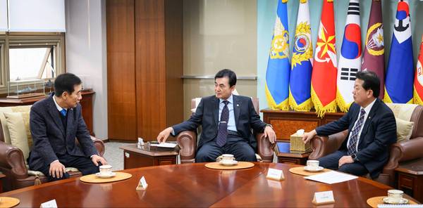 박윤국(왼쪽) 전 포천시장이 지난 20일 안규백(가운데) 국방장관을 만나 포천지역 군 관련 현안에 대해 의견을 나누고 있다. 2026.2.23 /박윤국 전 포천시장 사무실 제공