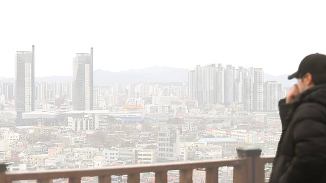 옅은 황사와 미세먼지가 기승을 부린 23일 대전 동구 하늘공원에서 바라본 대전도심이 뿌옇게 보이고 있다. 김주형 기자 kjh2667_@cctoday.co.kr