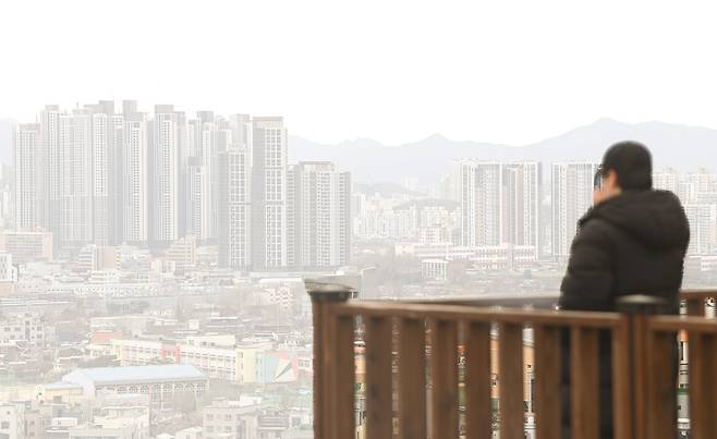 옅은 황사와 미세먼지가 기승을 부린 23일 대전 동구 하늘공원에서 바라본 대전도심이 뿌옇게 보이고 있다. 김주형 기자 kjh2667_@cctoday.co.kr