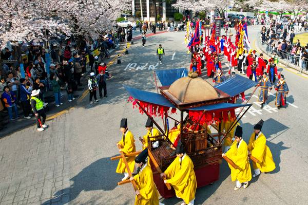 진해군항제 승전행렬 행사 모습.