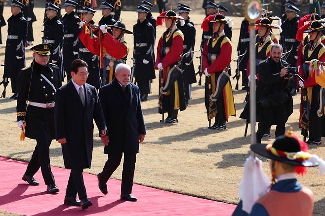 이재명 대통령과 루이스 이나시우 룰라 다시우바 브라질 대통령이 23일 청와대에서 열린 국빈 방한 공식환영식에서 의장대를 사열하고 있다. 연합뉴스