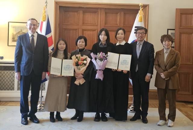 부산 남구 유엔기념공원에서 15년 넘게 환경 정화 봉사활동을 이어 온 시민 봉사단체인 유엔평화봉사단이 유엔기념공원의 아름다움과 경건함을 높인 공로를 인정받아 재한유엔기념공원 국제관리위원회(CUNMCK)로부터 감사장을 받았다. 유엔평화봉사단 제공.