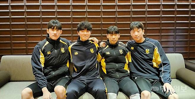 어깨동무를 하고 있는 07년생 신예 4인방. 김윤호, 김용혁, 정규민, 공배현 순