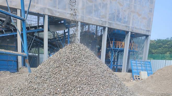 혼합건설폐기물이 중간처리시설로 옮겨져 파쇄ㆍ선별되고 있다. /사진= 한국환경산업기술원 제공