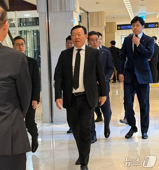 22일 밤 10시쯤 신동빈 롯데그룹 회장이 아들 신유열 롯데지주 래성장실장 겸 롯데바이오로직스 각자대표와 故신영자 롯데재단 의장의 빈소를 찾아 조문했다/사진=뉴스1