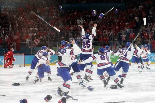 미국 아이스하키 대표팀이 캐나다를 꺾고 금메달을 확정짓자 크게 기뻐하고 있다. 사진=AFPBBNews