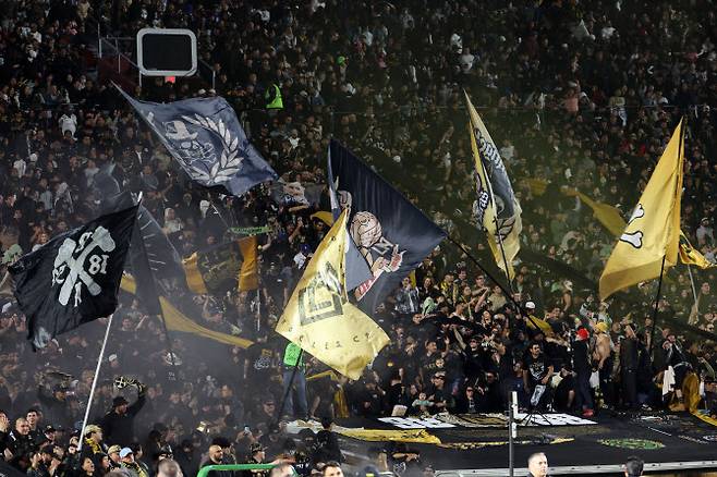 손흥민(LAFC)과 리오넬 메시(마이애미)의 맞대결이 열린 미국 LA 메모리얼 콜리세움에는 7만 5673명의 관중이 찾았다. 이는 MLS 개막전 역사상 최다 관중 기록이자 리그 단일 경기로는 역대 2위에 해당한다. 사진=AFPBB NEWS