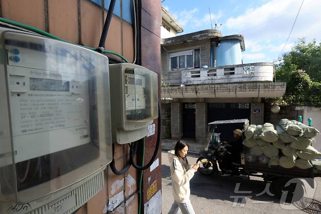 서울 동대문구 신당동의 주택가에 설치된 전력량계가 돌아가고 있다. ⓒ 뉴스1 박정호 기자