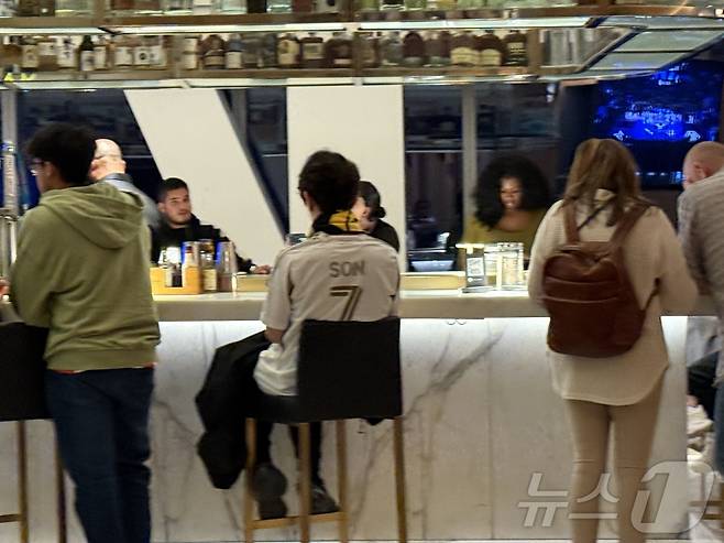 경기가 끝난 밤, 호텔 라운지에 LAFC 손흥민 선수 유니폼을 입은 투숙객 ⓒ 뉴스1 윤슬빈 관광전문기자